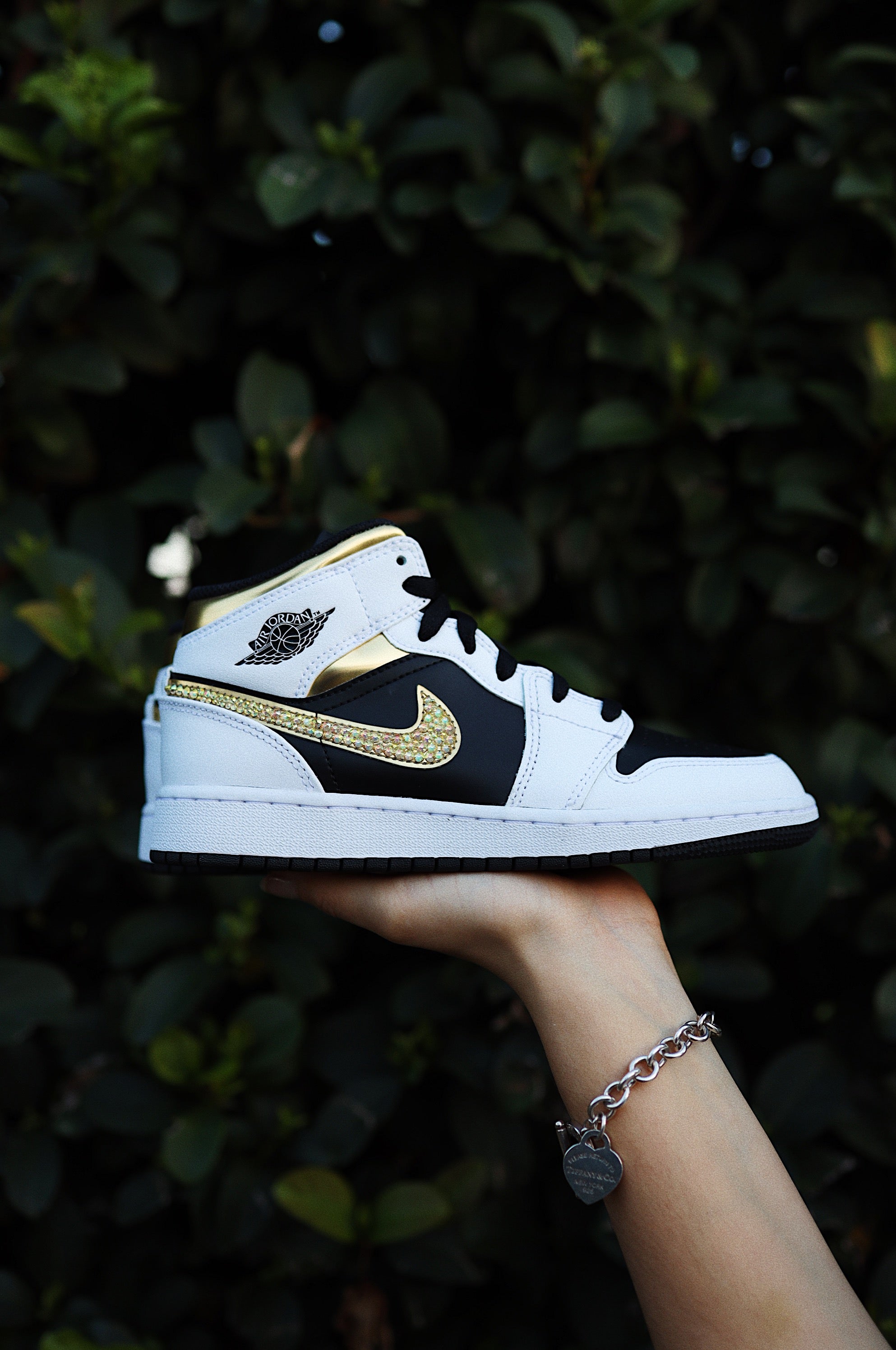 Jordan 1 mid gold black hotsell